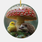 Schattigee kuiken en egel verbergen onder een padd keramisch ornament (Achterkant)