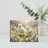 Schattigee kuikens in een weide met paaseieren,  feestdagenkaart (Staand voorkant)