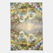 Schattigee kuikens in een weide met paaseieren,  theedoek (Verticaal)