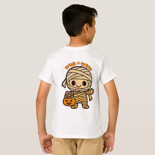 Schattigee Lachende Mummie Kind met Pompoen Snoep  T-shirt (Achterkant volledig)