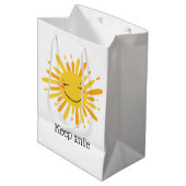 Schattigee lachende zon cartoon kunst medium cadeauzakje (Voorkant Gekanteld)