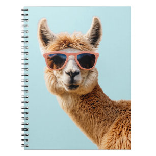 Schattigee lama met zonnebril op notitieboek