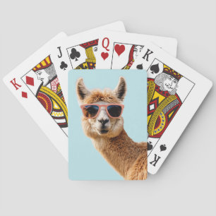 Schattigee lama met zonnebril op pokerkaarten