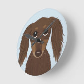 Schattigee langharige chocolade bruine teckel ronde klok (Hoek)