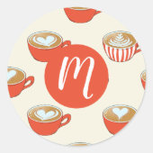 Schattigee Latte Art in Rode Koffiemokken Patroon Ronde Sticker (Voorkant)