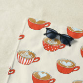 Schattigee Latte Art in Rode Koffiemokken Patroon Strandlaken (In situ)