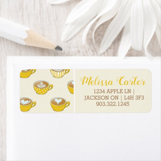 Schattigee latte kunst in gele koffiemokken patroo etiket (Insitu)