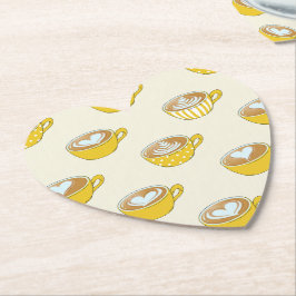 Schattigee latte kunst in gele koffiemokken patroo kartonnen onderzetters