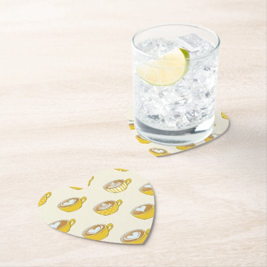 Schattigee latte kunst in gele koffiemokken patroo kartonnen onderzetters (Insitu)