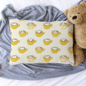 Schattigee latte kunst in gele koffiemokken patroo kussensloop