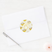 Schattigee latte kunst in gele koffiemokken patroo ronde sticker (Envelop)