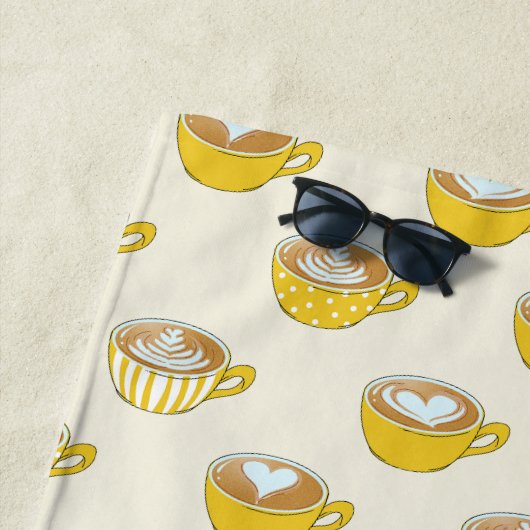 Schattigee latte kunst in gele koffiemokken patroo strandlaken (In situ)