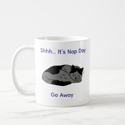 "Schattigee Lazy Cat Coffee Mok – Nap Day Vibes" (Links)