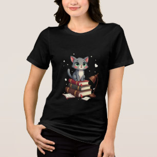 Schattigee leeskat: kitten op een stapel boeken Tri-Blend shirt