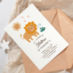 Schattigee leeuw. Grappig safari dier baby kids ve Kaart<br><div class="desc">Grappige baby / kids verjaardagsuitnodiging met leuke leeuw voor dierentuin of safari themafeest. Neem contact met me op als je extra items nodig hebt.</div>