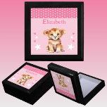 Schattigee leeuwensterren Voeg naam toe Pink Keeps Cadeaudoosje<br><div class="desc">Keepsake Gift Box voor kinderen. Personaliseer met een naam. Met een schattige leeuw,  stippen en sterren met de kleuren roze en wit.</div>