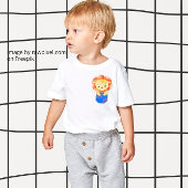 Schattigee leeuwenwelp in een bedrukte blauwe zak t-shirt