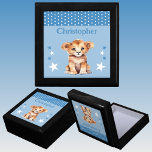 Schattigee leeuwsterren Voeg naam toe Blue Keepsak Cadeaudoosje<br><div class="desc">Keepsake Gift Box voor kinderen. Personaliseer met een naam. Met een schattige leeuw,  stippen en sterren met de kleuren blauw en wit.</div>