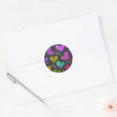 Schattigee levendige gekrabbelde harten met liefde ronde sticker (Envelop)