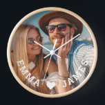Schattigee liefde hart foto koppels gepersonalisee<br><div class="desc">Schattige Love Heart Photo Couples Gepersonaliseerde Namen Klokken bevat uw favoriete foto met een liefdeshart en gepersonaliseerd met uw namen in een modern wit script. Personaliseer door de tekst in het bijgeleverde tekstvak te bewerken en uw eigen afbeelding toe te voegen. Perfecte cadeaus voor koppels, vriendin, vrouw, lieverd en meer...</div>