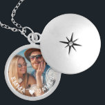 Schattigee liefde hart foto koppels gepersonalisee locket ketting<br><div class="desc">Schattige Love Heart Photo Couples Personalized Names Ketting bevat uw favoriete foto met een liefdeshart en gepersonaliseerd met uw namen in een modern wit script. Personaliseer door de tekst in het bijgeleverde tekstvak te bewerken en uw eigen afbeelding toe te voegen. Perfecte cadeaus voor koppels, vriendin, vrouw, lieverd en meer...</div>
