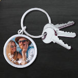 Schattigee liefde hart foto koppels gepersonalisee sleutelhanger<br><div class="desc">Schattigee Love Heart Photo Couples Personalized Names Sleutelhanger bevat uw favoriete foto met een liefdeshart en gepersonaliseerd met uw namen in een modern wit script. Personaliseer door de tekst in het bijgeleverde tekstvak te bewerken en uw eigen afbeelding toe te voegen. Perfecte cadeaus voor koppels, vriendin, vrouw, lieverd en meer...</div>