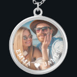 Schattigee liefde hart foto koppels gepersonalisee zilver vergulden ketting<br><div class="desc">Schattige Love Heart Photo Couples Personalized Names Ketting bevat uw favoriete foto met een liefdeshart en gepersonaliseerd met uw namen in een modern wit script. Personaliseer door de tekst in het bijgeleverde tekstvak te bewerken en uw eigen afbeelding toe te voegen. Perfecte cadeaus voor koppels, vriendin, vrouw, lieverd en meer...</div>
