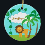 Schattigee Lion Oerwoud Palmbomen Keramisch Ornament<br><div class="desc">Dit gepersonaliseerde kerstboom ornament heeft een schattig kinderontwerp met een leeuw,  twee palmbomen,  witte wolk,  wijnstokken en bladeren op een blauwgroen achtergrond. Met  tekst kunt u een naam toevoegen.</div>