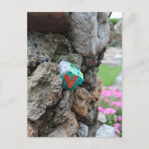 Schattigee Little Painted Heart Rock op Rock Wall Briefkaart
