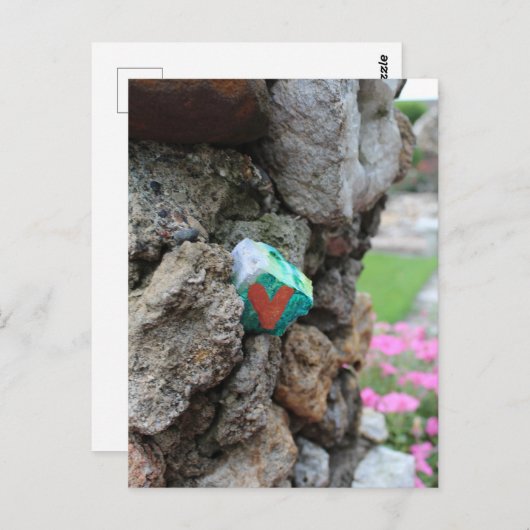 Schattigee Little Painted Heart Rock op Rock Wall Briefkaart (Voorkant / Achterkant)