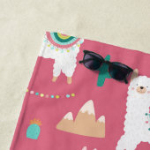 Schattigee Llama en Cactus Roze Patroon Monogram Strandlaken (In situ)
