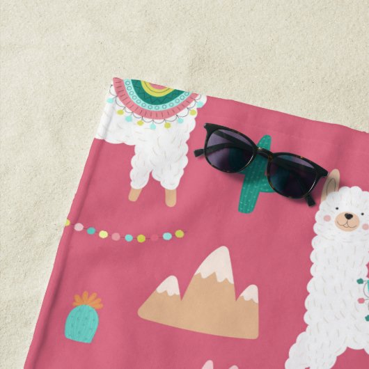Schattigee Llama en Cactus Roze Patroon Monogram Strandlaken (In situ)