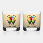 Schattigee Lovebirds Knuffelen in een hartvormige  Whisky Glas (Achterkant)