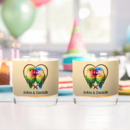 Schattigee Lovebirds Knuffelen in een hartvormige  Whisky Glas