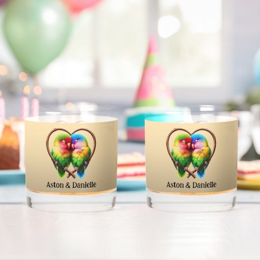 Schattigee Lovebirds Knuffelen in een hartvormige  Whisky Glas (Insitu (Verjaardag))