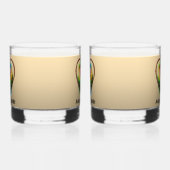 Schattigee Lovebirds Knuffelen in een hartvormige  Whisky Glas (Links)