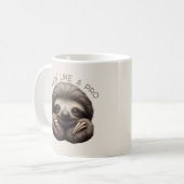 Schattigee luiaard chillin als een pro koffiemok (Voorkant links)