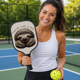 Schattigee luiaard chillin als een pro pickleball paddle