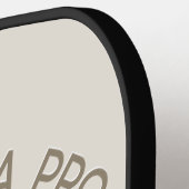 Schattigee luiaard chillin als een pro pickleball paddle (Links Detail)