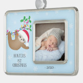 Schattigee Luiaard Eerste Kerstfoto Verzilverd Omlijst Ornament (Links)