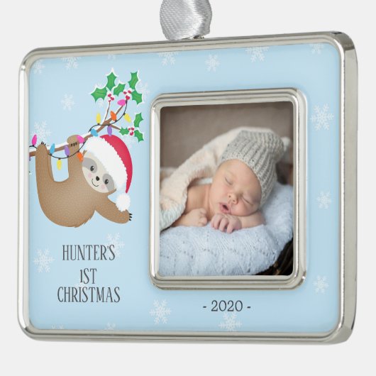 Schattigee Luiaard Eerste Kerstfoto Verzilverd Omlijst Ornament (Links)