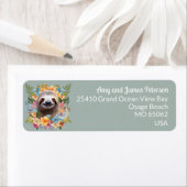 Schattigee luiaard onder tropische bloemen blauw a etiket (Insitu)