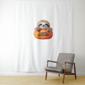 Schattigee luiaard zit in een pompoen. Tekst Happy Wandkleed (In situ)