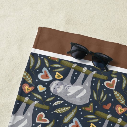 Schattigee luiken aangepaste naam monogram strandlaken (In situ)