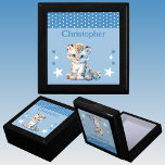 Schattigee luipaardsterren Naam toevoegen Blue Kee Cadeaudoosje<br><div class="desc">Keepsake Gift Box voor kinderen. Personaliseer met een naam. Met een schattig luipaard,  stippen en sterren met de kleuren blauw en wit.</div>