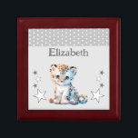 Schattigee luipaardsterren Naam toevoegen Grey Kee Cadeaudoosje<br><div class="desc">Keepsake Gift Box voor kinderen. Personaliseer met een naam. Met een schattig luipaard,  stippen en sterren met de kleuren grijs en wit.</div>