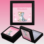 Schattigee luipaardsterren Voeg naam roze aandenke Cadeaudoosje<br><div class="desc">Keepsake Gift Box voor kinderen. Personaliseer met een naam. Met een schattig luipaard,  stippen en sterren met de kleuren roze en wit.</div>