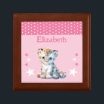 Schattigee luipaardsterren Voeg naam roze aandenke Cadeaudoosje<br><div class="desc">Keepsake Gift Box voor kinderen. Personaliseer met een naam. Met een schattig luipaard,  stippen en sterren met de kleuren roze en wit.</div>