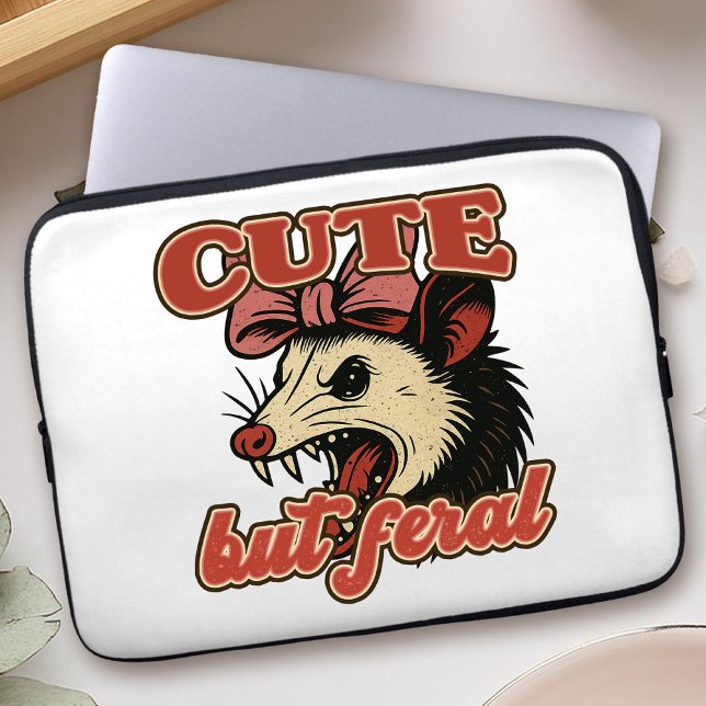 Schattigee maar wilde possum:  sarcastische Humor Laptop Sleeve (This cute but feral possum design is made for anyone who loves sarcasm with style!)