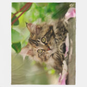 Schattigee Maine Coon Kitten in een tuin Fleece Deken (Voorkant)